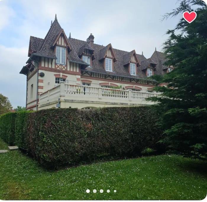 Un Appartement Dans Un Chateau Deauville Exterior foto